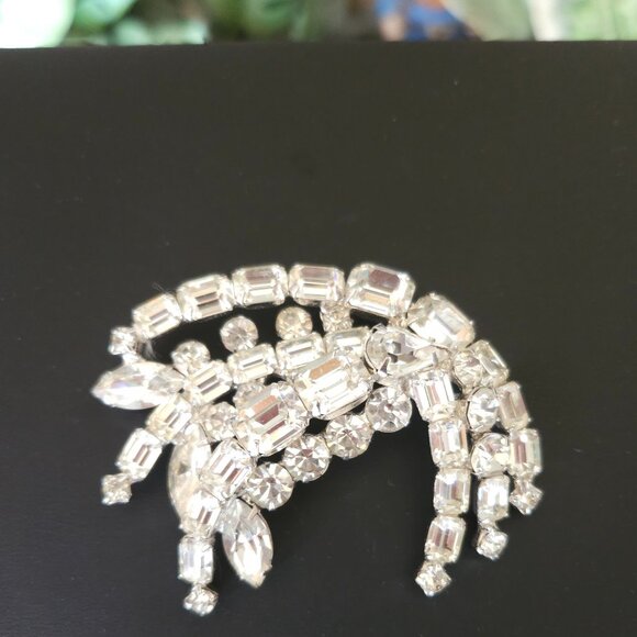 Vintage Kramer of New York Sparkling Clear Rhinestone Brooch Pin - Picture 3 of 8